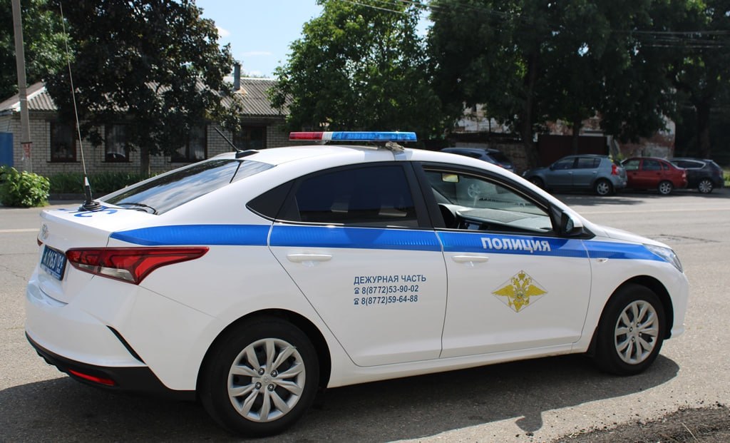 За выходные дни Госавтоинспекцией Адыгеи выявлено более 380 нарушений Правил дорожного движения. В выходные дни, 24 и 25 мая, на территории Адыгеи дорожно-транспортных происшествий с пострадавшими не зарегистрировано. 19 дорожно-транспортных происшествий обошлись без пострадавших. Восемь из них были зарегистрированы - в Тахтамукайском районе, по три – в Майкопском и Теучежском районах, два - в городе Майкопе и по 1 в Красногвардейском и Кошехабльском районах. За выходные дни выявлено и пресечено 388 нарушений дорожных правил. К ответственности привлечены 6 водителей, управлявших транспортными средствами в состоянии алкогольного опьянения. Такие случаи зафиксированы в городе Майкопе, Кошехабльском, Теучежском и Гиагинском районах. Административные протоколы составлены в отношении 32 пешеходов, которые переходили проезжую часть в неустановленном для этого месте. Госавтоинспекция Адыгеи обращается к водителям транспортных средств с призывом строго соблюдать Правила дорожного движения. В ночное время суток, а также при неблагоприятных погодных условиях необходимо быть особенно внимательными на дороге и всегда придерживаться установленного скоростного режима. Пресс-служба МВД по Республике Адыгея МВД по РА Подписаться Смотрите нас на Rutub