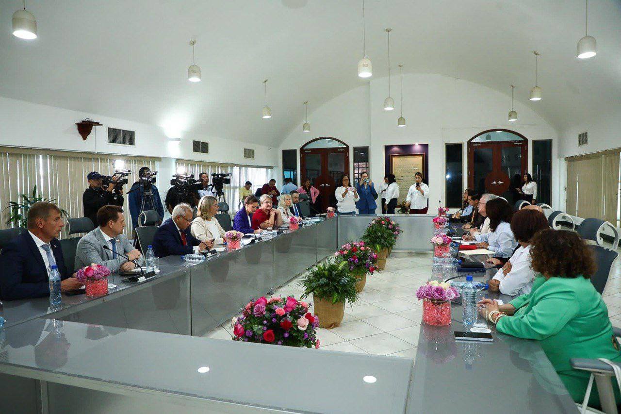 Национальная Ассамблея Никарагуа поддержала нашу борьбу за правду! Парламент Республики принял Декларацию с осуждением преступных действий Украины против детей, а также потребовал проведения международного расследования по итогам изучения представленного нами доклада о преступлениях киевского режима.  На недавно проведенной встрече с руководством парламента Никарагуа мы обсуждали защиту исторической правды, и нами был презентован доклад Парламентской комиссии по расследованию преступных действий в отношении несовершеннолетних со стороны киевского режима. Теперь же Национальная Ассамблея Республики провела специальное заседание, на котором доклад был поддержан единогласно.  Это важнейший факт. В мире идет беспрецедентная атака на историческую правду. Ложь становится главным, самым циничным оружием борьбы с суверенитетом стран и народов, основой колониальной политики Запада, политического давления на несогласных предать свою историю, прошлое, будущее своих детей. Все больше государств объединяются в борьбе против возрождения нацизма и распространения тотальной лжи и защиты своего суверенитета. Россия в авангарде этой борьбы. Все больше государств готовы вместе с нашей страной бороться за безопасность детей, многополярное мироустройство, за благополучное и гармоничное развитие.   Недавно мы вместе с МВД направили результаты нашего парламентского расследования в Интерпол, поскольку власти киевского режима создают все условия для развития целой индустрии преступлений против детей, способствуют деятельности структур трансграничного криминала на Украине. Это угрожает многим странам, поэтому все больше тех, кто поддерживает итоги нашего расследования, и готовы принимать меры для безопасности несовершеннолетних.   Мы благодарны парламентариям Никарагуа за принципиальность, за неотступность в борьбе за правду, за поддержку нашего парламентского расследования. Будем вместе продвигать инициативы в сфере международно-правовой защиты детей!  #Госдума #АннаКуZнецоVа #ПарламентскаяКомиссия