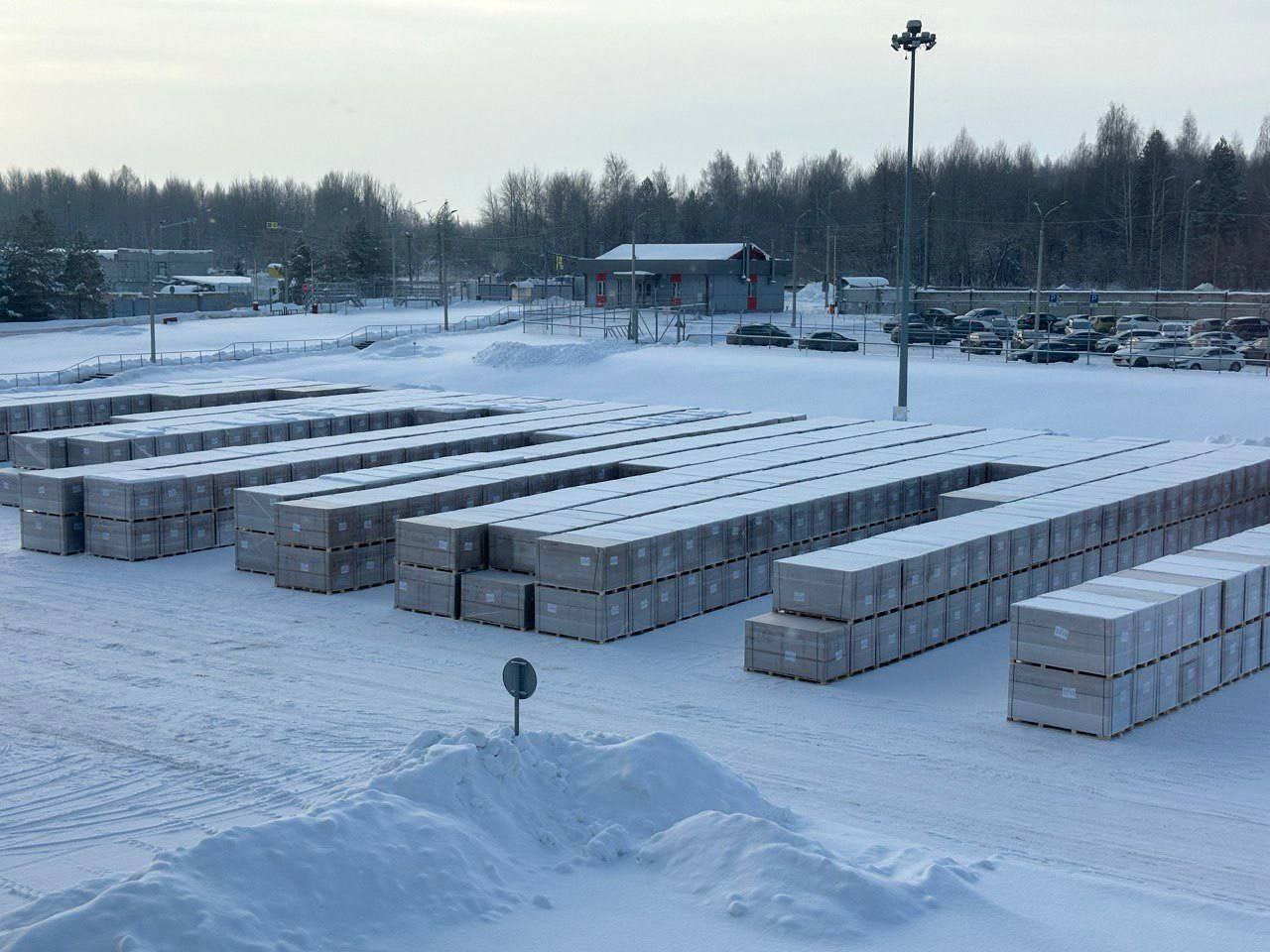 В Смидовичском районе ЕАО продолжается реализация проекта строительства крупной солнечной электростанции В Смидовичском районе Еврейской автономной области близ села Дежневка ведутся работы по возведению солнечной электростанции СЭС Инвестиционное соглашение о реализации данного проекта было заключено Группой компаний Хевел на Петербургском международном экономическом форуме ПМЭФ Общий объём инвестиций в проект составляет 60 млрд рублей В настоящее время на площадке проводятся подготовительные работы создание необходимой инфраструктуры строительство подъездных путей Оборудование для будущей станции уже начало поступать на временные складские помещения В соответствии с графиком до конца 2026 года на объекте планируется установка солнечных панелей трансформаторных подстанций и вспомогательных сооружений Строительство СЭС направлено на решение задачи энергодефицита в регионе и создание условий для реализации новых инвестиционных проектов Вопросы энергетического развития Дальнего Востока в том числе данный проект находились в центре внимания на ежегодных Январских слушаниях под руководством Заместителя Председателя Правительства РФ полномочного представителя Президента в ДФО Ю П Трутнева Проектная мощность станции составит 600 МВт что позволит вырабатывать более 1 млрд кВт ч электроэнергии в год и существенно повысит надёжность энергоснабжения области Реализация проекта обеспечит не только устойчивое энергоснабжение населённых пунктов но и создаст новые рабочие места а также пополнит доходную часть областного бюджета Полученные средства будут направлены на дальнейшее развитие социальной инфраструктуры расширение мер поддержки населения и повышение качества жизни в регионе