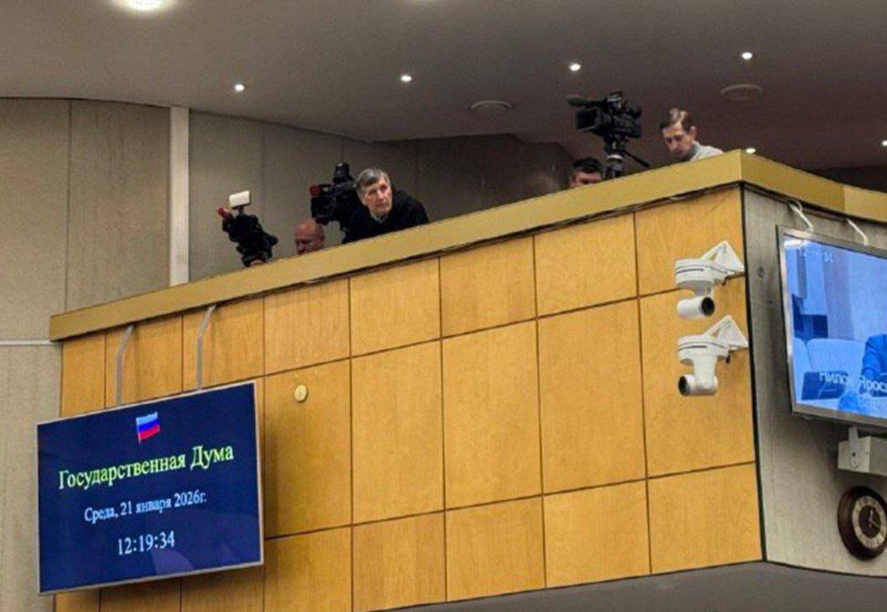 Фотографам в Госдуме запретили снимать пленарные заседания На сегодняшнем заседании на балконе для журналистов были только видеооператоры Накануне спикер Госдумы Вячеслав Володин отчитал фотографов думского пула за стремление подсмотреть подглядеть и показать депутатов в плохом виде Поводом для разбирательств стал кадр с первого пленарного заседания весенней сессии на котором единорос Артём Кирьянов выбирал себе куртку за 100 тыс рублей Осенью прошлого года Володин заявил что российские фотокорреспонденты работают в самом открытом парламенте мира Всё о выборах Подписаться