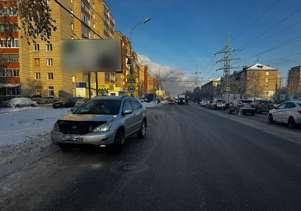 Прокуратура Кировского района Томска направила в суд исковое заявление, требуя выплатить пострадавшему в ДТП школьнику компенсацию морального вреда в полмиллиона рублей.   Днем 9 декабря 2024 года на улице Елизаровых, 46/1 автомобиль «Тойота», за рулем которого находилась 28-летняя женщина, сбил 14-летнего пешехода. Авария случилась на регулируемом пешеходном переходе: подросток переходил его на разрешающий сигнал светофора.   Школьник получил перелом лодыжки, не мог продолжать обучение и вести активный образ жизни, сейчас он проходит курс реабилитации после операции.   Автомобиль был предоставлен виновнице ДТП во временное пользование коммерческой фирмой. В интересах несовершеннолетнего прокуратура требует взыскать с владельца автомобиля компенсацию морального вреда в 500 тысяч рублей и расходов на лечение.   #томск