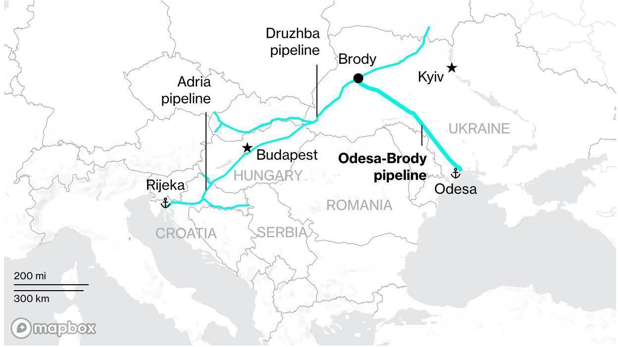‼ Венгрия готова отказаться от российской нефти, если появится эффективная альтернатива — Bloomberg Венгерская нефтяная компания Mol Nyrt стремится получить доступ к нефтепроводу Одесса — Броды, который соединяет Одессу с Польшей. Доступ к нефтепроводу позволит компании получать морские поставки от мировых производителей. По словам старшего вице-президента компании Сабольча Пала Сабо, это позволит перенаправить потоки нефти в трубопровод «Дружба» и сократить зависимость от российской нефти. Этот проект обеспечит доступ к альтернативным источникам нефти и повысит безопасность поставок для стран ЕС и Украины.