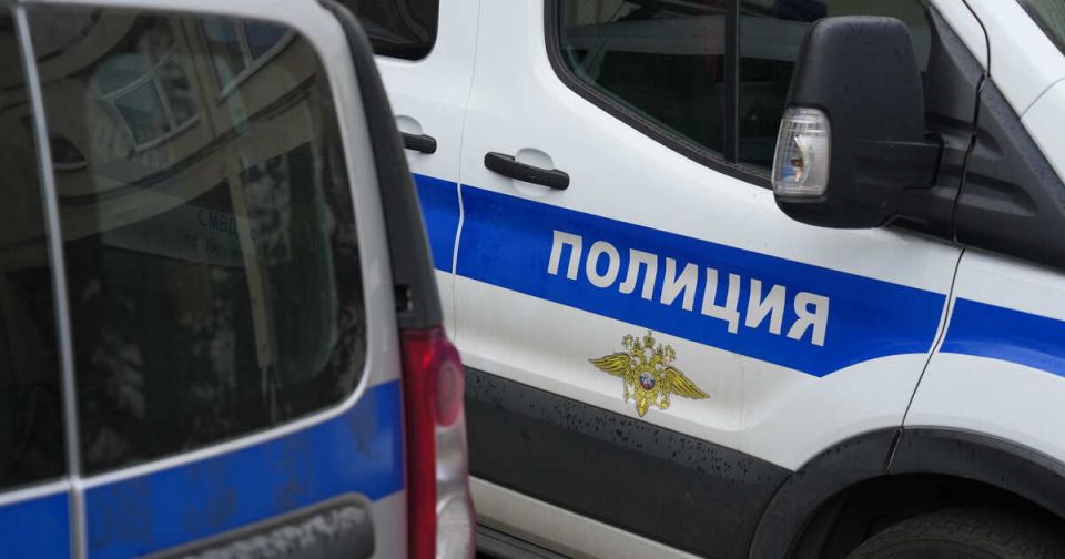 Мужчина таскал школьницу за волосы и угрожал ей расправой в Севастополе В Севастополе неподалеку от школы 38 мужчина схватил девочку подростка за волосы и угрожал ей расправой Об этом сообщили в региональном управлении МВД В ходе мониторинга социальных сетей и мессенджеров сотрудниками полиции была выявлена видеозапись на которой неизвестный мужчина схватил и удерживает за волосы школьницу а также в нецензурной форме угрожает ей расправой говорится в сообщении в телеграм канале ведомства По их данным инцидент произошел на глазах у семиклассников Сотрудники полиции начали проверку по данному факту Они установят личности всех участников и свидетелей происшествия а также выяснят обстоятельства случившегося Ранее трое мужчин избили 17 летнего подростка во время кон Подробнее