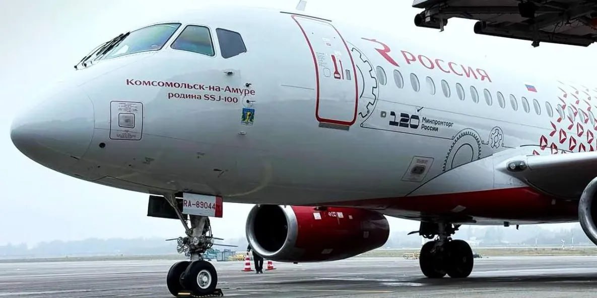 Авиакомпания Россия обновила ливрею SSJ 100 с именем Комсомольск на Амуре В праздничную ливрею к 120 летию Минпромторга России переоделся Суперджет 100 с бортовым номером RA 89044 Самолёт авиакомпании Россия названный Комсомольск на Амуре с элементами юбилейного фирменного стиля федерального Минпромторга совершил первый рейс по маршруту Санкт Петербург Калининград Город Юности место где рождаются российские ближнемагистральные лайнеры Суперджет что подтверждает и надпись на фюзеляже Комсомольск на Амуре Родина SSJ 100 Объединённая авиастроительная корпорация намерена возобновить серийное производство пассажирских лайнеров Суперджет 100 на авиазаводе в Комсомольске на Амуре в 2026 году Авиакомпания Россия в 2021 году ввела традицию называть именами российских городов пополнение своего пассажирского флота лайнерами Сухой Суперджет 100 Дочерняя структура компании Аэрофлот один из первых поступивших в парк SSJ100 назвала Комсомольск на Амуре в честь города где их производят todaykhv