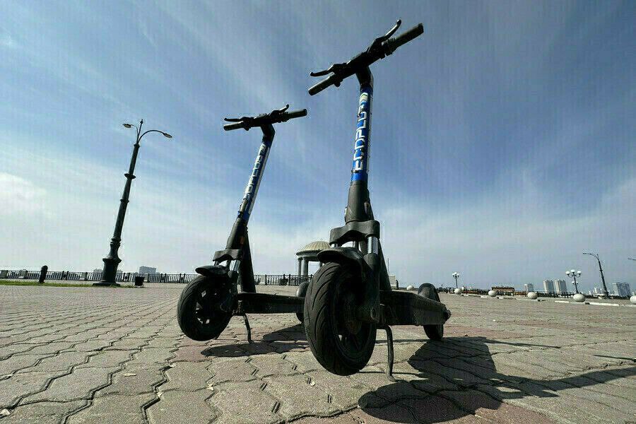 В Амурской области узаконены штрафы до 150 тысяч рублей для владельцев и пользователей электросамокатов В четверг, 26 июня, амурские парламентарии в окончательной редакции приняли закон, по которому вводится административная ответственность для владельцев и пользователей средств индивидуальной мобильности СИМ , в частности – электросамокатов. Штрафы для нарушителей будут составлять до 100 тысяч рублей. Подробнее здесь