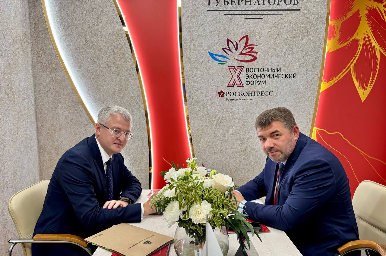 На полях ВЭФ 2025 прошла встреча Руководителя Роснедр с губернатором Камчатского края Состоялась важная встреча губернатора Камчатского края Владимира Солодова и Руководителя Роснедр Олега Казанова Основной темой обсуждения стал вопрос касающийся развития региона и улучшения условий добычи полезных ископаемых Одним из главных пунктов обсуждения стала возможность снятия ограничений установленных Водным кодексом Российской Федерации относительно разведки и добычи строительного песка в границах водоохранной зоны моря на территории Камчатского края Это решение позволит существенно увеличить объемы строительства и обеспечить развитие инфраструктуры региона Обсудив ситуацию стороны пришли к выводу о необходимости проработки обоснования соответствующих поправок в законодательство с учётом особенностей региона при условии минимизации негативного воздействия на окружающую среду Камчатка продолжает оставаться одним из приоритетных регионов для социально экономического развития нашей страны и подобные инициативы способствуют созданию новых рабочих мест и улучшению качества жизни населения