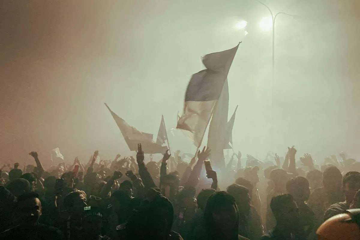 Около футбола израильским болельщикам запретили посещать игру своей команды на стадионе Бирмингема Это спровоцировало крупный дипломатический скандал Болельщикам тель авивского футбольного клуба Маккаби запретили приезжать на стадион Бирмингема где их команда в рамках Лиги Европы УЕФА должна была сыграть с местной Астон Виллой Городская полиция заявила что не может гарантировать безопасность израильских гостей Подробности читайте тут