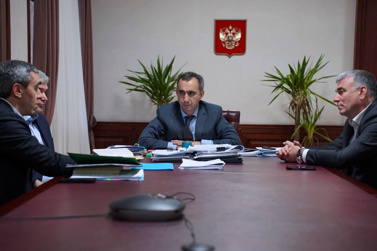 В Дагестане определили участок под строительство реабилитационного центра для участников СВО комплекс разместится на площади 5 гектаров в черте города Каспийск сообщает Минимущество республики Проект будет реализован за счёт средств инвесторов Начало строительства запланировано на следующий год а завершение к 2027 году На сегодняшний день определена дирекция ответственная за реализацию проекта В ближайшее время планируется официальное закрепление земельного участка что позволит приступить к этапу проектирования Совещание по вопросу предоставления земельного участка под строительство реабилитационного центра для участников СВО прошло в Минимуществе по поручению главы Дагестана Сергея Меликова