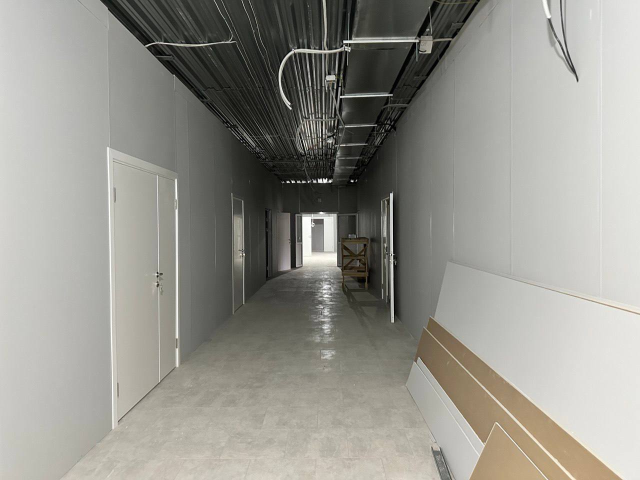 Вице премьер Лариса Толстыкина проверила ход строительства новых медицинских объектов в Донецке В рамках федерального проекта Совершенствование экстренной медицинской помощи нацпроекта Продолжительная и активная жизнь на базе Республиканской клинической больницы им Калинина в скором времени появится новое приемное отделение В круглосуточном режиме там будут оказывать всю необходимую неотложную реанимационную и плановую медицинскую помощь Новое приемное отделение будет оснащено самым современным диагностическим оборудованием компьютерным томографом цифровым рентгенаппаратом ультразвуковыми аппаратами наркозно дыхательной аппаратурой аппаратами ИВЛ станцией центрального мониторирования лабораторией с возможностью получения быстрого ответа и многим другим В отделении будут располагаться операционная палата интенсивной терапии палата кратковременного пребывания изолятор и боксированная палата Ожидаемая пропускная способность 100 пациентов в сутки Площадь здания составит более 1800 квадратных метров сообщила зампред Правительства ДНР Также Лариса Валентиновна заехали на площадку где идет строительство эндоскопического потокового центра который появится на базе Республиканского онкологического центра им Бондаря Рассчитываем что благодаря ему мы сможем оказывать эндоскопическую помощь централизованно в одном учреждении что будет очень удобно для пациентов поделилась вице премьер Планируется что строительство данных объектов завершится уже в этом году