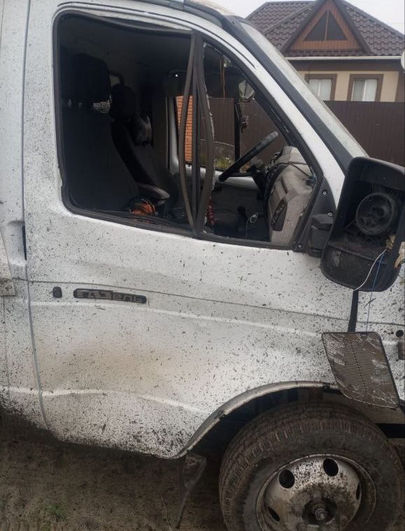 Вследствие киевской агрессии погибли два жителя Херсонской области один человек пострадал Сегодня утром в районе Новой Маячки украинский дрон целенаправленно атаковал легковой автомобиль в результате чего погибли двое мужчин а 68 летняя женщина получила ранения и была госпитализирована Также в Большой Кардашинке беспилотник ударил по грузовой Газели но водителю удалось спастись до взрыва Враг также обстрелял населенные пункты Алешки Голую Пристань Горностаевку Гладковку Каховку Новую Каховку и Таврийск