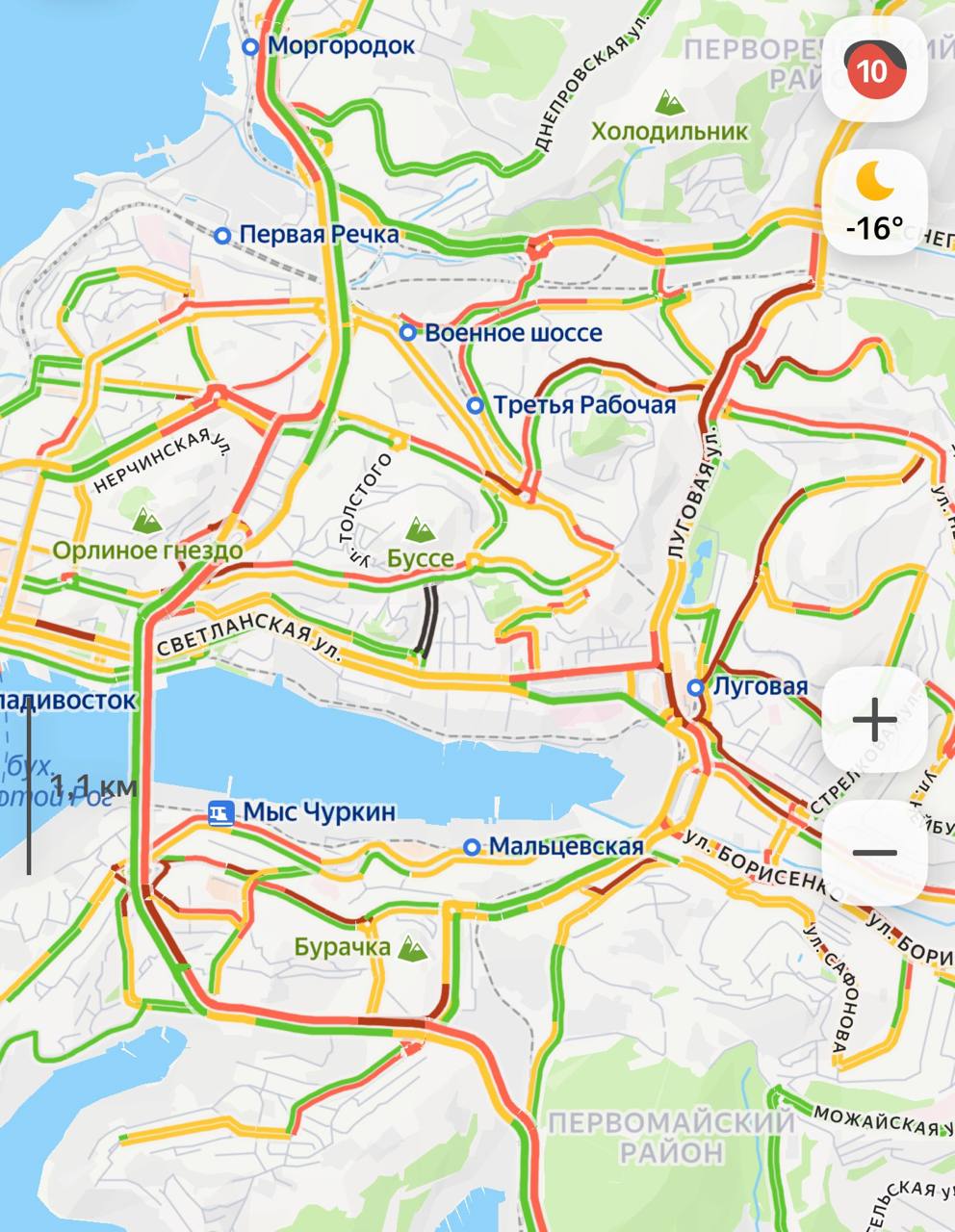 10 бальные пробки парализовали Владивосток в первый рабочий день года   Сегодня 12 января в первый рабочий день 2026 года дорожная обстановка в приморской столице оказалась крайне сложной Сервисы мониторинга трафика показывают максимальные 10 баллов загруженности Одной из вероятных причин транспортного коллапса стал недавний снегопад после которого на дорогах сохраняются гололед и снежная каша Дополнительную нагрузку создает и резкий рост числа машин Фото сервис Яндекс Карты vmfareast