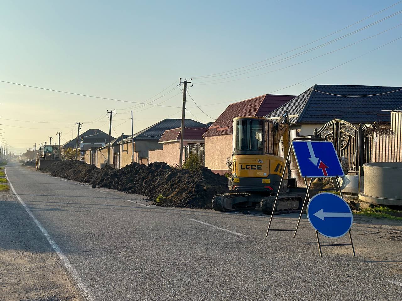 Создание современной инфраструктуры В рамках федерального проекта Модернизация коммунальной инфраструктуры в г Чегем продолжаются работы по строительству и реконструкции сетей водоснабжения В настоящее время ведётся замена магистрального водопровода по улице Ленина протяжённостью 4 км Запланированы работы по обновлению более 2 км ветхих сетей по улице Советская Проводимые мероприятия позволят значительно улучшить качество водоснабжения в населенном пункте Подробнее здесь