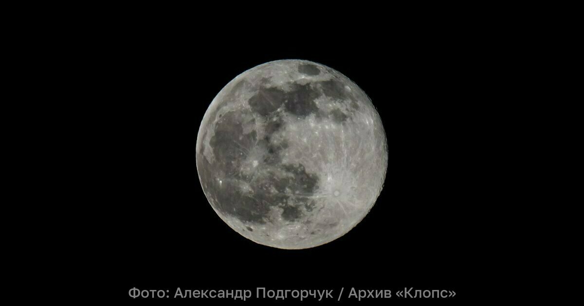 Плюс электрификация всей Луны Роскосмос намерен построить АЭС на спутнике Земли Роскосмос планирует построить на Луне электростанцию Контракт на разработку проекта заключён с НПО Лавочкина Партнёрами также выступают Росатом и Курчатовский институт сообщили в пресс службе госкорпорации в среду 24 декабря Проект важный шаг к созданию постоянно функционирующей научной лунной станции и переходу от разовых миссий к долгосрочной программе исследований Луны отметили в Роскосмосе Проект планируют завершить к 2036 году К этому сроку необходимо провести разработку космических аппаратов провести наземные и лётные испытания оборудования а также смоделировать развёртывание инфраструктуры на Луне Электростанция необходима для подзарядки луноходов и снабжение обсерватории которую намерены создать в рамках российской Лунной программы а также объектов инфраструктуры Международной научной лунной станции В том числе для обеспечения энергией зарубежных покорителей земного спутника