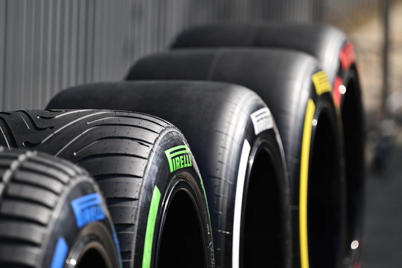 Итальянский производитель шин Pirelli сделал первый шаг, чтобы дистанцироваться от своего основного акционера – Sinochem, лишив китайского инвестора права управленческого контроля. Sinochem, владеющая 37% Pirelli, теряет контроль над компанией в связи с распоряжением правительства Италии о применении особых полномочий Golden Power для защиты стратегических национальных активов от иностранного контроля. Sinochem выразила "глубокое разочарование и решительное несогласие" с таким решением, отметив, что всегда строго следовала законодательству. В сообщении Pirelli говорится, что выход из-под контроля Sinochem является первым шагом на пути к необходимой корректировке корпоративного управления в соответствии с нормами США, являющихся для компании основным рынком. Фото: Mark Sutton - Formula 1/Formula 1 via Getty Images