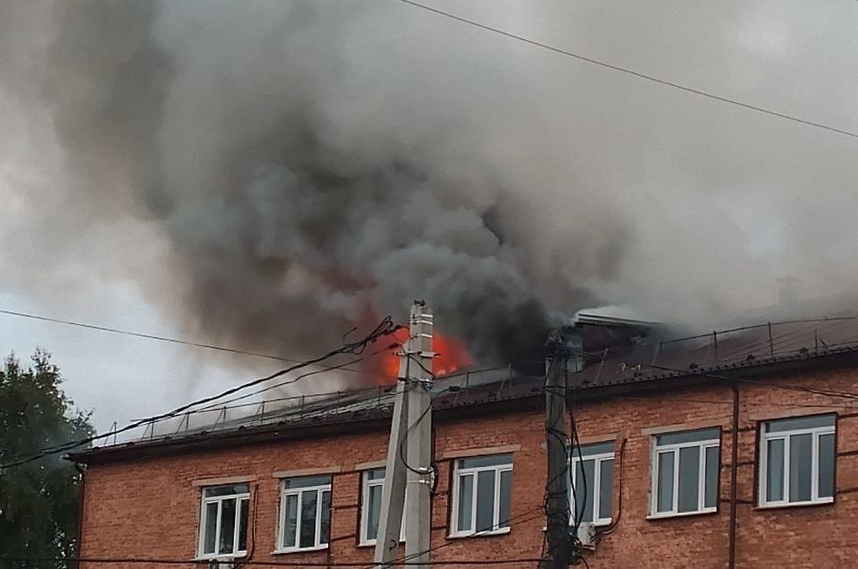 Здание учебного центра вспыхнуло в кузбасском поселке В четверг 4 сентября в поселке Бачатском расположенном в Беловском городском округе произошло возгорание кровли учебного центра Согласно имеющимся сведениям данное здание находится на улице Березовская 38 Очевидцы происшествия разместили фотографии с места события в социальных сетях На представленных изображениях можно заметить мощный столб дыма который окутал крышу учебного заведения По неподтвержденной информации пожар был локализован В настоящее время подробности произошедшего уточняются