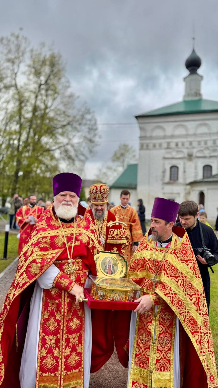 Завтра в Тверскую епархию будут принесены мощи святителя Тихона 13 мая в 9:00 мощи святителя привезут в Спасо-Преображенский кафедральный собор г. Твери. В этот день будет совершена Божественная литургия, молебен на начало строительства колокольни главного храма Тверской земли. В 18:00 в Тверской академической областной филармонии состоится концерт духовной музыки «Хранитель Церкви Русской», посвященный памятной дате со дня блаженной кончины Святейшего Патриарха ПОДРОБНЕЕ ТВЕРСКАЯ ЕПАРХИЯ - ПОДПИСАТЬСЯ 