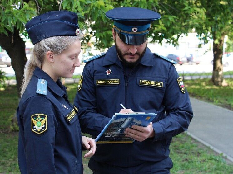 Три года не посещал школу: в Перми изъяли ребенка у матери, имеющей проблемы с психикой В отдел судебных приставов по Свердловскому району ГУФССП России по Пермскому краю поступил документ немедленного исполнения, согласно которому необходимо было поместить мальчика 2014 года рождения в организацию для детей-сирот. Обеспечительные меры были приняты судом до рассмотрения иска о лишении его матери родительских прав. Причиной обращения в суд комиссии по делам несовершеннолетних стало то, что 56-летняя пермячка ненадлежащим образом исполняла свои родительские обязанности, также было установлено, что она страдала психическими расстройствами, поэтому дальнейшее пребывание мальчика с матерью могло угрожать его жизни и здоровью. Так как гражданка изначально была настроена агрессивно и могла повести себя непредсказуемо, в процессе исполнения решения суда главной задачей судебного пристава стало исключение вероятности нанесения травмы эмоциональному состоянию ребенка. Возбудив исполнительное производство, судебные приставы совместно с представителями опеки выехали по месту жительства должницы. Во время проведения исполнительных действий женщина накаляла обстановку и пыталась препятствовать должностным лицам, но когда мальчику объяснили, где и в каких условиях он будет проживать, пока мама не разберется со своими проблемами, он сам собрал свои вещи и охотно проследовал с взрослыми на служебной машине в социально-реабилитационный центр для несовершеннолетних. Его матери разъяснена возможность вернуть себе право заниматься воспитанием сына. Для этого ей нужно доказать в суде, что она может создать ему надлежащие условия для полноценной жизни и развития. Источник ЧП Пермь Прислать новость