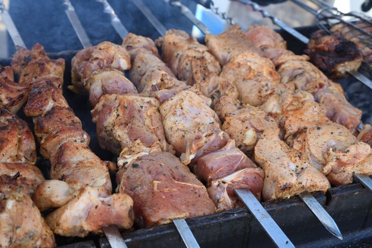 На ярмарке в Ялте съели почти 15 тонн мяса и 2,5 тонны плова Репетицию майскими праздниками в Ялте прошли успешно – город снова стал самым популярным направлением Крыма. За это время регион посетили 180 тысяч гостей, а это более половины всего турпотока на полуостров, рассказала глава администрации Ялты Янина Павленко. «Маёвка традиционно ассоциируется с шашлыками, поэтому аншлаг был на нашей ярмарке на набережной. Съедено 14,5 тонн мяса, 1,2 тонны рыбы и морепродуктов, 5,2 тонны овощей, 2,5 тонны плова, 5700 лепешек, выпито 2200 литров безалкогольного глинтвейна», - уточнила Павленко.