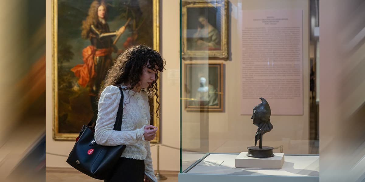 В Государственном Эрмитаже открылась выставка Искусство портрета Личность и эпоха Экспозиция создана при поддержке ВТБ и объединяет более 750 произведений охватывающих четыре тысячи лет от XX века до нашей эры до XXI века нашей эры Выставка предлагает широкий взгляд на развитие портретного жанра от его древнейших форм до новейших художественных решений   oboz info v ermitazhe otkrylas vystavka iskusstvo portreta lichnost i epoha