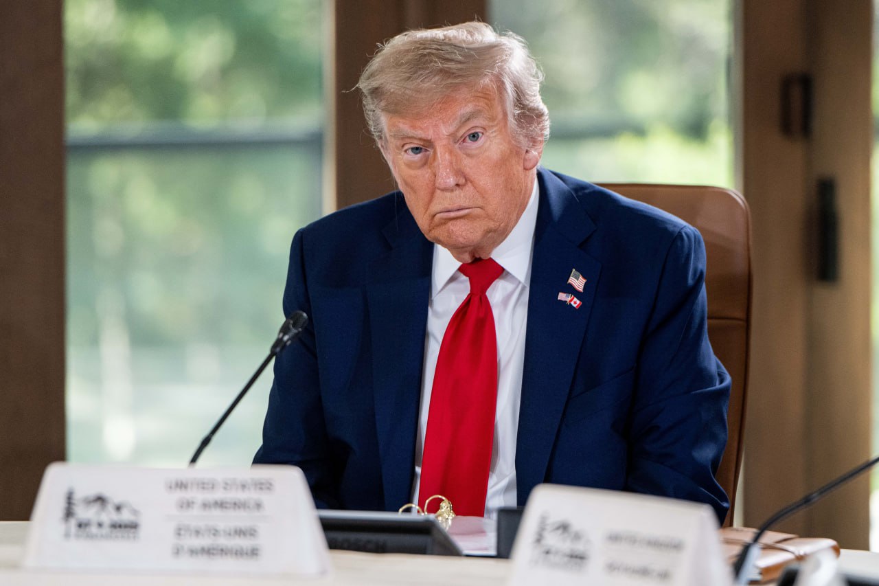 Программу саммита НАТО резко сократили, чтобы Трамп «не заскучал и не уехал» Программу предстоящего саммита НАТО в Гааге сократили с трех дней до одной рабочей сессии в один день — для того, чтобы президент США Дональд Трамп «не заскучал и не уехал раньше срока». Об этом сообщает Financial Times. Решение приняли после того, как Трамп досрочно покинул саммит G7 в Канаде, пропустив второй день мероприятия. Тогда он должен был встретиться с президентом Украины Владимиром Зеленским. Президент США утверждал, что его возвращение в Вашингтон необходимо для урегулирования конфликта между Израилем и Ираном. Но источники FT cообщили, что его решение уехать было отчасти вызвано недовольством Эммануэлем Макроном, который приехал в Гренландию и выступил против планов Трампа по захвату острова. Трамп на саммите G7. Фото: Spencer Colby / EPA-EFE Подписаться на «Новую-Европа»