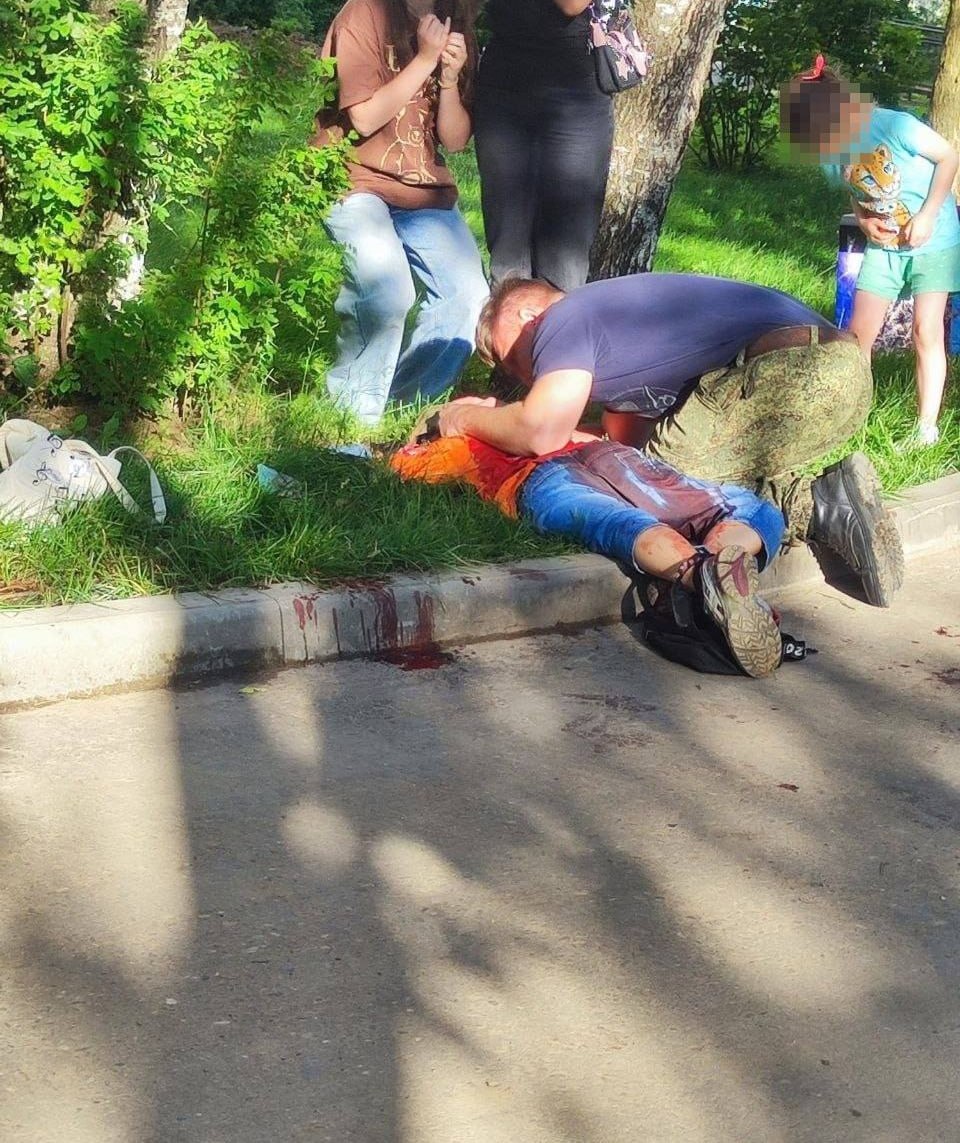 Очевидцы сообщают о нападении мужчины на ребенка в Сергиевом Посаде. Предварительно, неизвестный подошел к мальчику на качелях и со спины ударил ножом в шею. После этого мужчина заперся в квартире, на место прибыли оперативные службы. Мальчик жив, его увезли в больницу. «Москва»