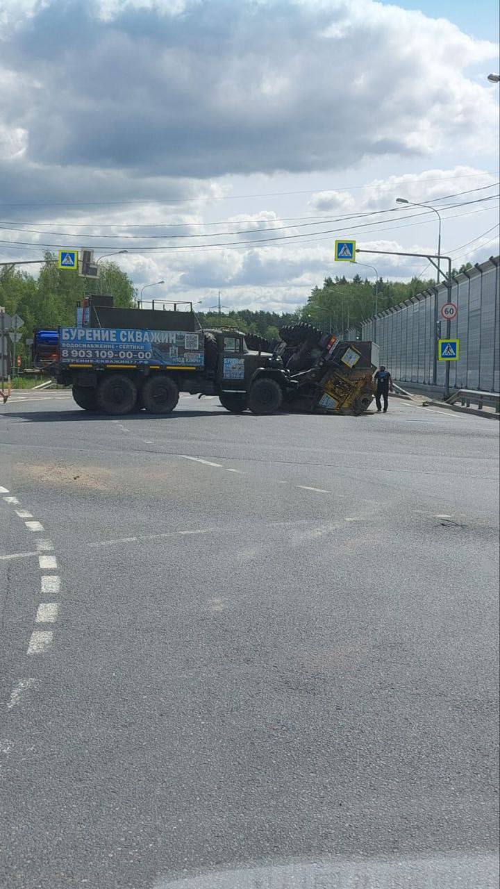 В Раменском грузовик с буровой установкой исполнил каскадерский трюк и прилег Из-за резкого поворота оборудование перевесило машину. Возможно, ситуацию осложнил и второй грузовик, буксируемый на жесткой сцепке. ДТП произошло на Юровском перекрестке. Водитель жив.