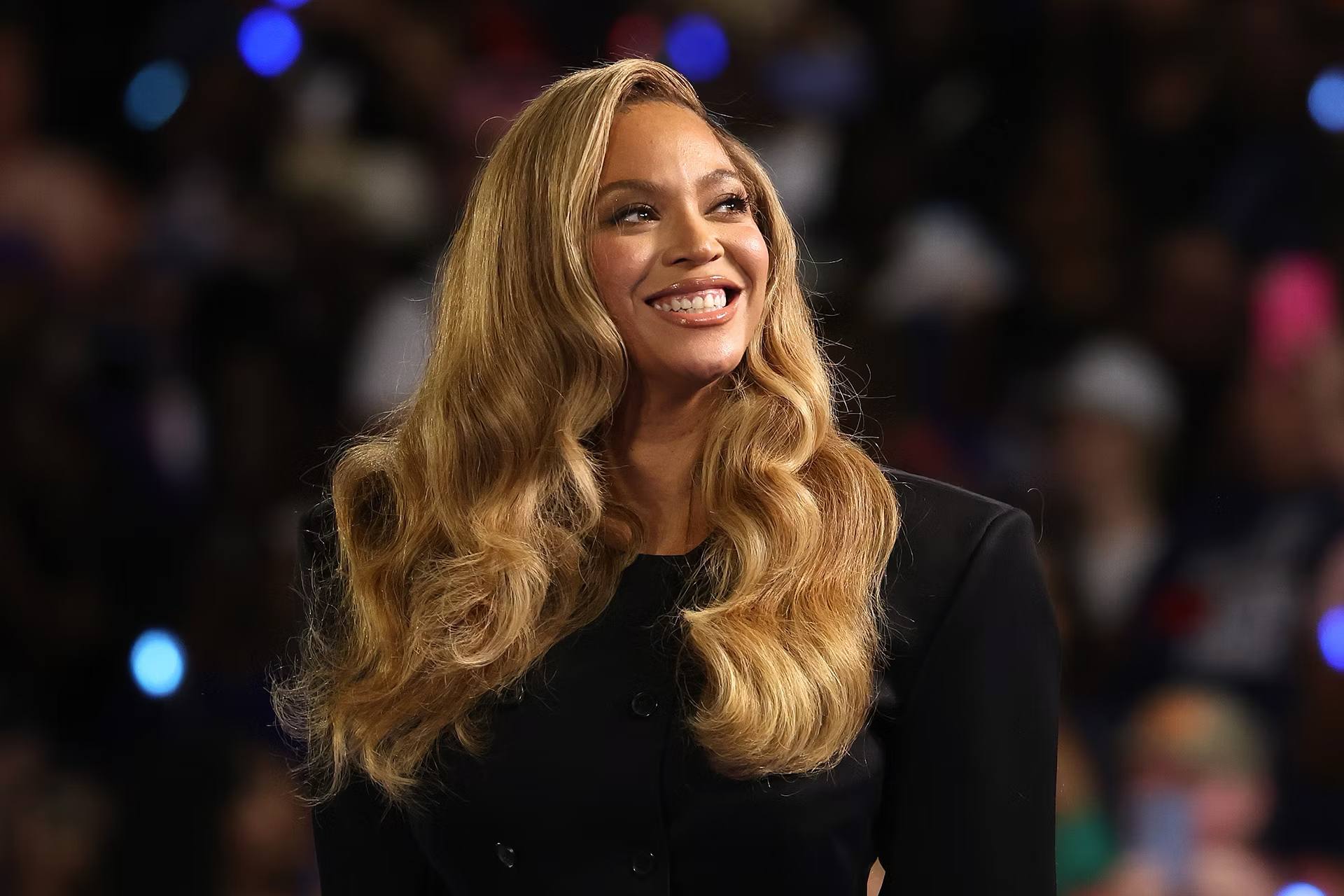 Американская эстрадная певица Бейонсе Жизель Ноулз Картер более известная как просто Бейонсе стала пятым музыкальным исполнителем чье состояние превысило миллиард долларов сообщил журнал Forbes Как указывает Forbes ее мировой тур The Renaissance 2023 года собрал почти 600 миллионов долларов а в 2024 году Бейонсе выпустила альбом в стиле кантри Cowboy Carter который открыл ей новые коммерческие возможности Теперь она входит в элитную группу знаменитостей которые недавно пересекли порог состояния с тремя числовыми разрядами и становится всего пятым музыкантом присоединившись к своему мужу Jay Z а также Тейлор Свифт Брюсу Спрингстину и Рианне написано в журнале