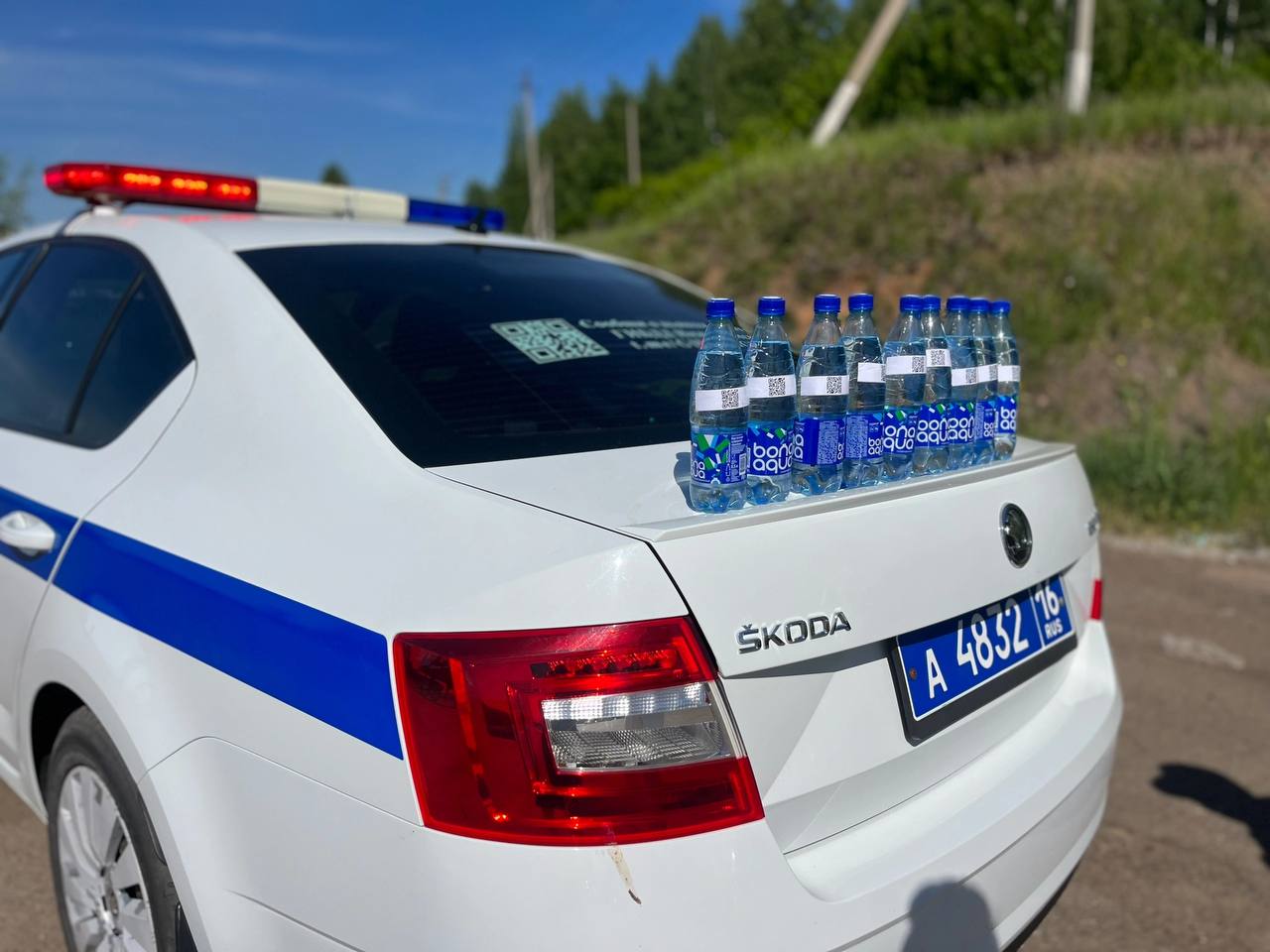 Автоинспекторы усиливают профилактику в жаркую погоду В связи с установившейся жаркой погодой, Госавтоинспекция совместно с представителями Исполнительного комитета Нижнекамского муниципального района активизировали профилактическую работу на дорогах. Особое внимание уделяется предотвращению ДТП, связанных с утомленным состоянием водителей. Водителям предлагали бутилированную воду, напоминая о необходимости делать перерывы, соблюдать питьевой режим и быть особенно внимательными на дороге. Госавтоинспекция Татарстана призывает проявить максимальную ответственность и бдительность в летний период для обеспечения безопасности на дорогах.