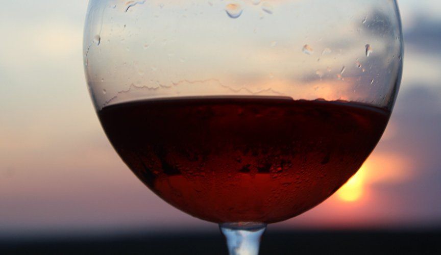 Рейтинг Роскачества какие красные вина Крыма признали лучшими Роскачество составило рейтинг лучших красных вин 2025 года Специалисты исследовали 206 образцов 98 торговых марок из разных регионов РФ В список самых самых вошли семь напитков созданных на Крымском полуострове Среди производителей как давно известные бренды так и те что недавно начали завоёвывать сердца энофилов На исходе 2025 го ведомство представило список лучших сухих и полусухих сладких и полусладких красных вин составленный по итогам исследования проведённого в рамках проекта Винный гид России В рейтинге напитки созданные в Республике Крым Севастополе Краснодарском и Ставропольском краях Ростовской и Московской областях Республике Северная Осетия Алания Республике Дагестан и Республике Башкортостан Образцы оце Подробнее