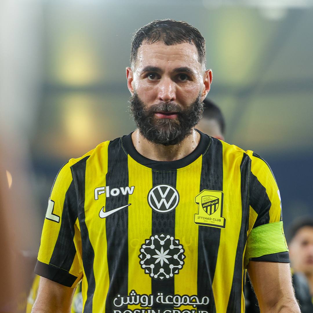 Бензема отказывается играть за Аль Иттихад Всё дело в новом контракте Соглашение француза с саудовцами истекает в конце этого сезона L Equipe инсайдит что Кариму предложили зарплату менее 108 млн в год Это не устроило форварда Он оскорблен и намерен уйти Сегодня Бензема не вышел на поле против Аль Фатеха Теперь возрастной игрок может вернуться в Европу Среди претендентов Фенербахче Ждём легенду на трансляциях Матч ТВ Match TV Yasser Bakhsh Getty Images