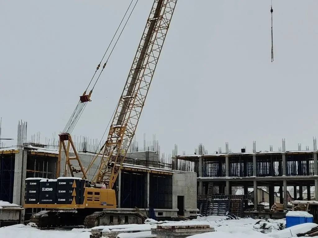 В Краснодаре строится общеобразовательное учреждение на 1550 мест Школа возводится в микрорайоне Калинино на улице им Ягодина Строительство реализуется в рамках нацпроекта Молодёжь и дети и регионального проекта Всё лучшее детям Завершить работы планируется в 2027 году В четырёхэтажном здании планируется построить 62 класса по два актовых и спортивных зала медицинский кабинет и пищеблок со столовой и обеденными залами Для всестороннего развития младшеклассников запланированы игровые комнаты и кабинет проектно исследовательской деятельности Ученики средней и старшей школы смогут заниматься 3Д моделированием и прототипированием робототехникой шахматами и хореографией Также для них откроют класс эстетического воспитания и светской этики фотостудию центр детских инициатив и музей Подробнее о социальном объекте на сайте соцстройкаКРД Телеграм ВК MAX