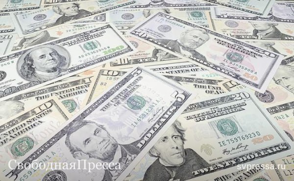 США к августу рискуют столкнуться с дефолтом по госдолгу в том случае, если Конгресс не повысит потолок задолженности. Совсем недавно американская национальная задолженность превысила $36,8 трлн, что составляет 122,8% от ВВП США. Бессент полагает, что правительственные средства с обоснованной вероятностью «будут исчерпаны в августе, пока Конгресс будет находиться на каникулах». Он призвал нарастить или приостановить действие лимита долга к середине июля. Американцы продолжат повышать долг и дальше — и пока это работает. Такая уверенность проговаривалась еще во время правления экс-президента США Барака Обамы. Тогда эти разговоры не были пустыми. В начале 2010-х годов процентные ставки ФРС были около нуля. А сам госдолг бессрочный, его не надо оперативно гасить. Но во время пандемии на фоне того, что ФРС напечатала и направила в американскую экономику около $3 трлн, резко взлетела инфляция... Читать далее #Экономика_СвободнаяПресса