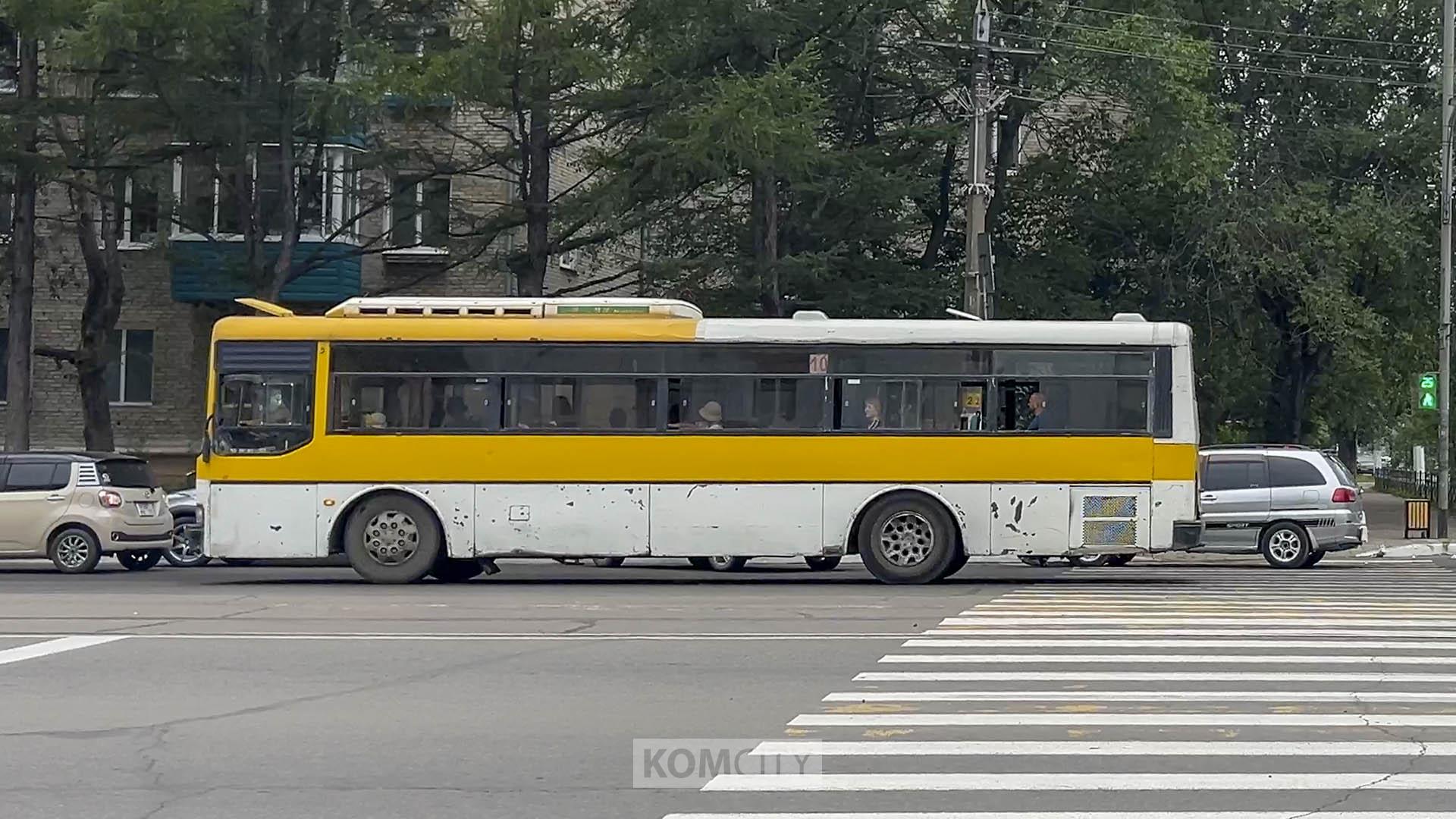 «Десятка» продолжит возить пассажиров в Таёжку С сегодняшнего дня перевозчик планировал отказаться от маршрута №10 «Таёжный — Автовокзал», своё решение он мотивировал нерентабельностью перевозок. Администрация с начала недели начала поиск нового перевозчика. А накануне поздно вечером объявила, что перевозки не будут прекращены — 9 июля автобусы продолжат ходить в Таёжку. Видимо, с перевозчиком удалось договориться?