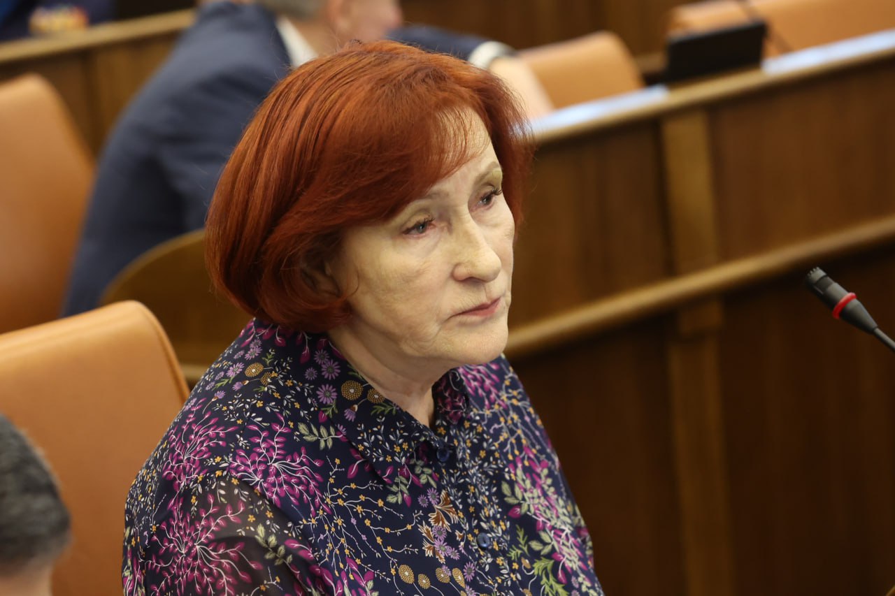 Три инициативы в поддержку образования питание премии и Земский учитель На сессии Законодательного Собрания Красноярского края рассмотрены три важных законопроекта в сфере образования В первом чтении принят проект о повышении нормы питания в лагерях дневного пребывания с 2026 года стоимость продуктового набора и доставки будет проиндексирована на 6 2 Это позволит сохранить качество питания детей в условиях роста цен Расширяется круг педагогов имеющих право на краевые премии за подготовку призёров Всероссийской олимпиады Теперь к ним смогут присоединиться учителя частных школ и школ при вузах чьи ученики демонстрируют высокие результаты наравне с общеобразовательными учреждениями В двух чтениях принят закон дополняющий программу Земский учитель выплаты теперь получат педагоги переезжающие работать в закрытые административно территориальные образования независимо от численности населения Исключено и требование о 200 километровой удаленности от прежнего места жительства Кроме того выплата победителям конкурса будет предоставляться без подачи заявления в беззаявительном порядке Подписаться Задать вопрос депутату