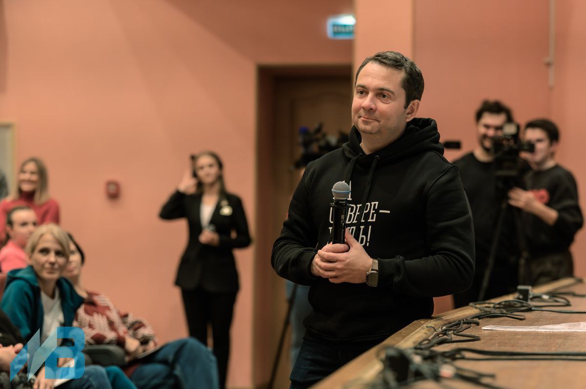 Мурманский Вестник новости Губернатор Андрей Чибис обсудил с североморцами вопросы благоустройства ЖКХ и патриотического воспитания Губернатор Мурманской области Андрей Чибис провел встречу с жителями Североморска Обсуждались вопросы реновации благоустройства парка обновления дорог и зон отдыха введения дог боксов для уборки за питомцами а также проекты в сфере патриотического воспитания и фестиваля Рост Глава региона поддержал инициативы отметил что все озвученные предложения и вопросы взяты на контроль Задача чтобы людям было интересно проводить время в городе Мы открыты к новым идеям подчеркнул подробнее на канале Мурманский Вестник новости