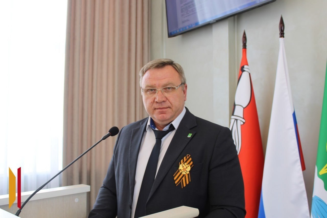 Артем Зимоглядов назначен полноправным главой администрации Поворинского района Артем Зимоглядов стал новым главой администрации Поворинского района. Его кандидатура была единогласно одобрена депутатами на заседании Совета народных депутатов 30 апреля 2025 года. Официальное вступление в должность запланировано на 6 мая 2025 года, срок полномочий – до сентября 2027 года. На посту Зимоглядов сменил Александра Леонова. Экс-префект ушел с поста в феврале, сейчас он исполняет обязанности главы Борисоглебского горокруга. После его ухода Зимоглядов стал и.о. руководителя Поворинского района. Артем Зимоглядов родился в 1979 году. С 2009 года работает в администрации Поворинского района, последние несколько лет занимал пост первого заместителя главы.