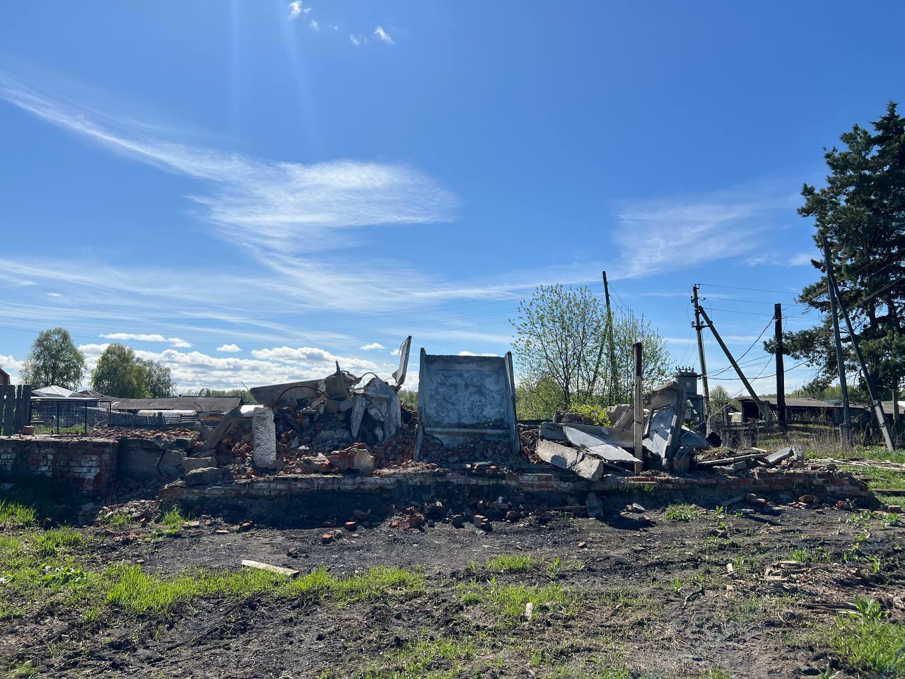 250 тысяч рублей выплатили подростку на которого упала бетонная плита в заброшенной котельной под Томском В Зырянском районе Томской области 15 летний школьник получил компенсацию после тяжёлой травмы в здании бывшей школьной котельной в селе Цыганово Как сообщили в прокуратуре в апреле 2025 года в полуразрушенном помещении на подростка рухнула бетонная плита Он получил несколько закрытых переломов и больше месяца провёл в больнице После начала проверки аварийное здание куда дети свободно проникали демонтировали Прокуратура в судебном порядке потребовала от органов местного самоуправления выплатить пострадавшему компенсацию морального вреда В ходе разбирательства стороны заключили мировое соглашение муниципалитет обязался выплатить школьнику деньги В итоге подростку перечислили 250 тысяч рублей На фото демонтированный по требованию прокуратуры объект