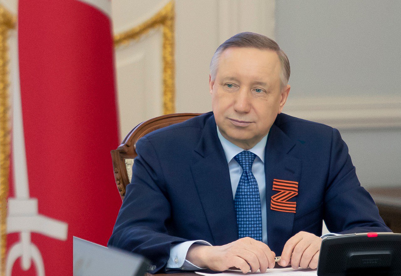 Беглов подготовил законопроект о денежных поощрениях для себя Поправки в закон о губернаторе Петербурга появились на сайте Смольного обратила внимание Бумага Вознаграждения Все поправки касаются зарплаты главы города Беглову по закону будут полагаться ежемесячные денежные вознаграждения а также ежемесячные и ежеквартальные денежные поощрения Ежеквартальных поощрений в действующей версии закона нет Пока Беглова вознаграждают только ежемесячными выплатами и надбавками Оклад По действующей версии закона должностной оклад губернатора 72 расчетные единицы В Петербурге в 2025 году она составляла 1905 рублей Согласно поправкам это условие отменяется По новой версии зарплата Беглова будет предусмотрена указом президента России Контекст В апреле Владимир Путин распорядился приравнять зарплаты губернаторов к вице премьерским Ежемесячные и ежеквартальные денежные вознаграждения и поощрения для глав регионов предусмотрены этим же президентским указом При этом сколько именно получает Беглов непонятно С 2023 года главы регионов не обязаны публиковать ежегодные декларации о доходах Однако перед выборами 2024 го он как кандидат отчитался о годовом доходе в 8 9 млн рублей его супруга при этом заработала 15 2 млн рублей Фото пресс служба администрации Петербурга Подписывайтесь на Бумагу и предлагайте новости