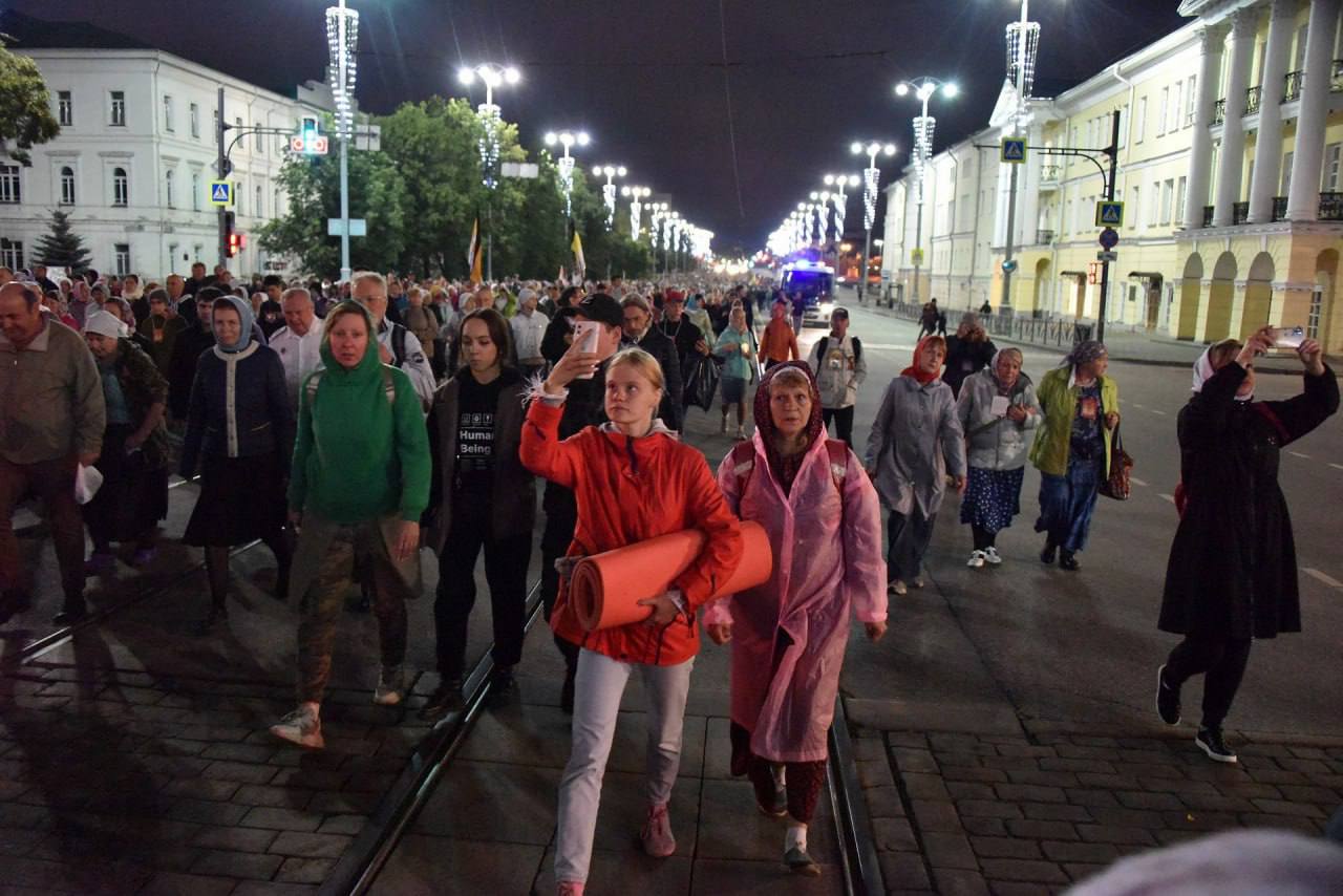 Максимальные меры безопасности при проведении фестиваля «Царские дни» будут обеспечены в Свердловской области Задачу скоординировать работу всех ведомств, отвечающих за проведения мероприятия, поставил Министерству общественной безопасности глава региона Денис Паслер. «Крестный ход — важное событие для тысяч верующих, и наша задача — сделать всё, чтобы он прошёл спокойно и безопасно. Поручил министерству общественной безопасности совместно с региональными службами обеспечить порядок и в случае необходимости оперативно реагировать на любые обращения. На всём маршруте будут работать сотрудники полиции, медики и волонтёры», — сказал Денис Паслер. В ночь с 16 на 17 июля на ЕКАД будет временно ограничено движение транспорта. Утром паломников доставят в город бесплатные автобусы. Свердловский пул