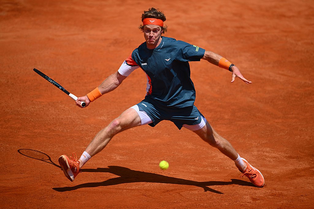 Рублев впервые с февраля выиграл два подряд матча на турнире ATP Российский теннисист Андрей Рублев вышел в 1/4 финала турнира ATP в Гамбурге. Во втором круге 27-летний россиянин, посеянный на турнире под третьим номером, победил 17-летнего немца Юстина Энгеля, 333-ю ракетку мира, со счетом 6:3, 7:5. Следующим соперником Рублева будет итальянец Лучано Дардери или американец Брэндон Накашима. Рублев выиграл два матча подряд впервые с февраля, когда завоевал титул в Дохе. Getty Images -канал «РБК Спорт»