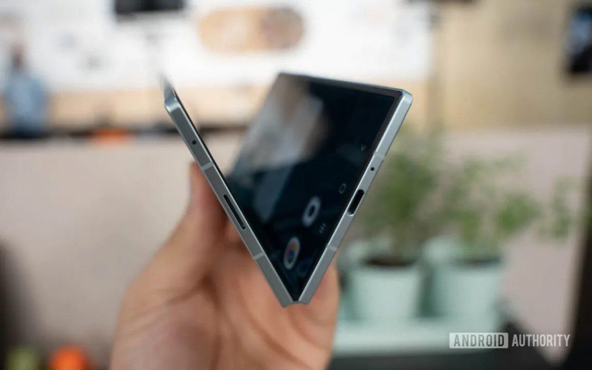 Кто уже затестил OneUI 8 5 вышла действительно удачной большинство фишек пользователи приняли на ура Но вот многих пользователей смущает одно схожесть с iOS 26 Как пишут пользователи прошивка зашла многим и даже багов так таковых серьезных не было хотя это бета Но схожесть с iOS у людей вызвало вопросы Как они уверяют это будто не обновление дизайна а какая то имитация прошивки конкурентов А вы как считаете зря подняли шум или нет Lifegoodd Boost