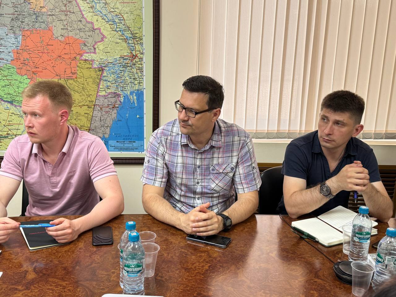 Специалисты Минздрава России поделятся опытом с врачами из Калмыкии В рамках реализации федерального проекта «Развитие федеральных медицинских организаций», который является частью национального проекта «Здравоохранение», республику посетили специалисты ФБГУ «Национальный медицинский исследовательский центр терапии и профилактической медицины» Министерства здравоохранения России. Цель визита — провести организационные и методические мероприятия в медицинских учреждениях, а также провести аналитическую работу. И.о. министра здравоохранения республики Булат Сараев и руководители медицинских учреждений региона обсудили с коллегами эффективность выполнения плана по диспансеризации и выявление факторов риска, связанных с употреблением алкоголя, что часто приводит к дорожно-транспортным происшествиям. Специалисты НМИЦ ТПМ посетят Городовикскую и Яшалтинскую районные больницы, городскую поликлинику, а также Центр общественного здоровья и медицинской профилактики. Это позволит обменяться опытом и внедрить лучшие практики в области здравоохранения.