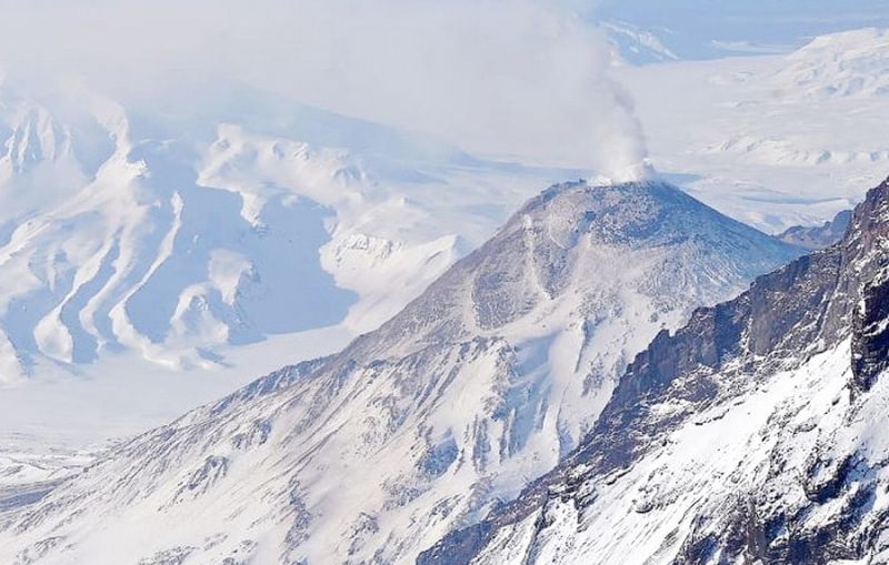 Вулкан Безымянный на Камчатке выбросил столб пепла на высоту 5 километров На вулкане Безымянный вечером 25 ноября зафиксирован пепловый выброс на высоту 5 километров над уровнем моря сообщили РАИ КАМЧАТКА ИНФОРМ в Камчатской группе реагирования на вулканические извержения KVERT По информации учёных шлейф пепла протянулся на 54 километра в северо восточном направлении Активность вулкана продолжается Выбросы пепла на высоту до 15 километров возможны в любое время Они могут представлять опасность для полётов Безымянному присвоен оранжевый повышенный код авиационной опасности Накануне 24 ноября учёные предупреждали о возможном взрывном извержении с выбросом пепла на высоту 15 километров над уровнем моря в течение суток Но пока природный исполин ограничился пятью Высота Безымянного 2 882 метра Читать на сайте