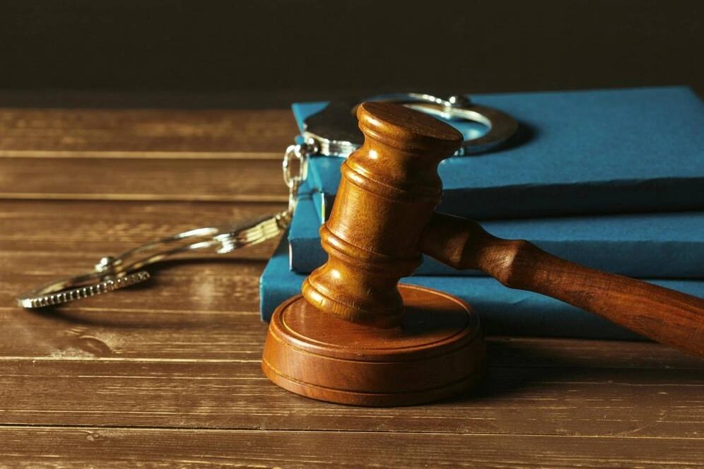 В Краснодаре перед судом предстанет 30-летняя женщина, работавшая кладовщицей на хлебозаводе. Ее обвиняют в убийстве двух сотрудников и покушении на убийство директора предприятия. По данным следствия, у женщины была личная неприязнь к коллегам и начальнице. Она заранее приобрела яд, скотч, игрушечный пистолет с глушителем и наручники. 3 июля женщины собрались в квартире. Обвиняемая заставила их выпить лекарство в большой дозе, что привело к трагедии. Затем она отправила сообщение директору от имени одной из погибших, притворившись, что той нужна помощь. Когда начальница пришла, женщина напала на нее: надела наручники, обмотала скотчем и попыталась задушить. Начальнице удалось сопротивляться. В этот момент сын женщины заметил, что что-то не так, приехал к квартире и увидел происходящее. Заметив мужчину, обвиняемая распылила перцовый баллончик, чтобы скрыться, и заявила, что на нее напали. Мужчина не поверил и вызвал полицию.