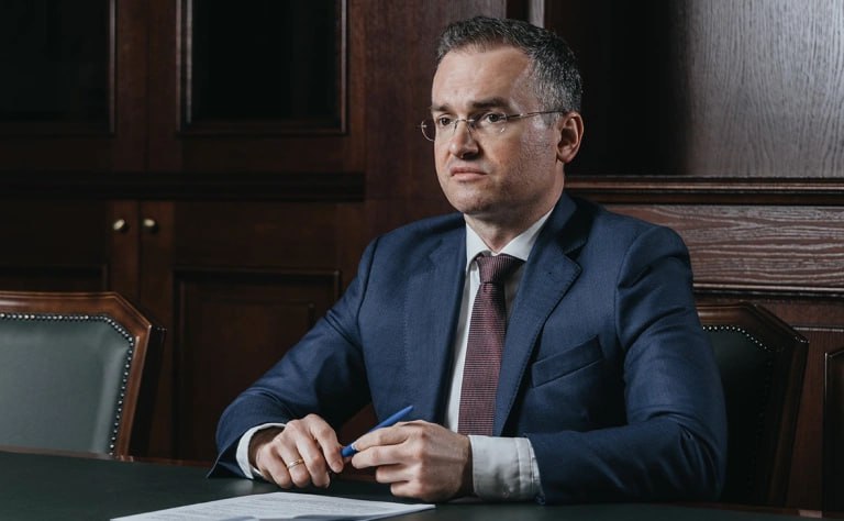 Минфин подтвердил обсуждение возврата ИСЖ Минфин подтвердил обсуждение возможности перезапуска ИСЖ, которое в новой версии может быть доступно лишь квалифицированным инвесторам. Пока продажи ИСЖ, критиковавшегося из-за массового мисселинга, планируют запретить с 2026 года  Минфин и Банк России вместе со страховым рынком изучают вопрос перезапуска инвестиционного страхования жизни  ИСЖ , которое должно стать доступным только для квалифицированных инвесторов. Об этом в интервью РБК рассказал заместитель министра финансов Иван Чебесков.  Полисы ИСЖ ограничены в продажах с октября 2024 года — страховщикам запретили продавать подобные продукты без обязательного тестирования клиентов, если они не являются квалифицированными инвесторами, а с 1 января 2026 года вступит в силу запрет на полную продажу ИСЖ. Однако ряд игроков заранее перестали продавать эти полисы, в том числе крупнейший — Сбербанк — еще в 2023 году.