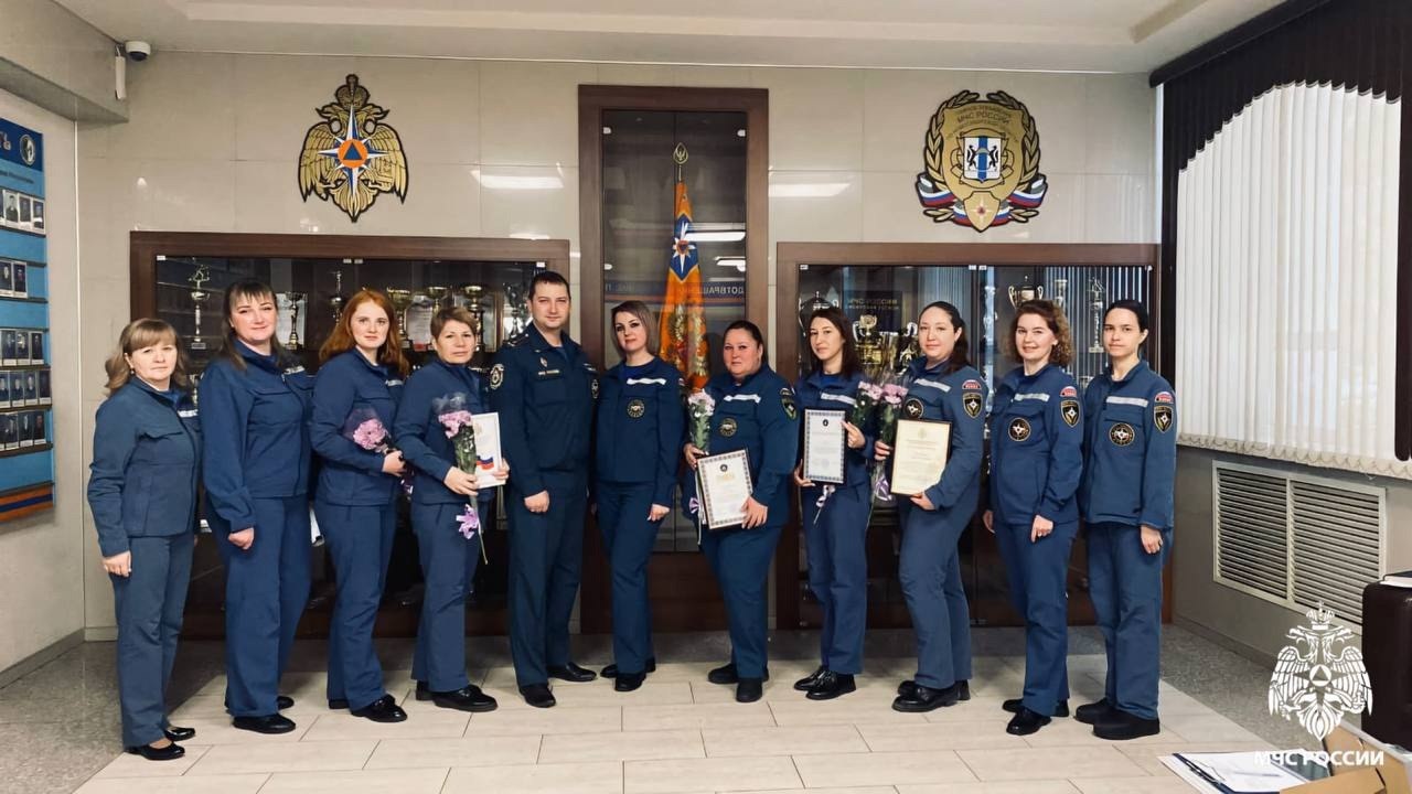 Психологи МЧС России отмечают профессиональный праздник Сегодня в Российской Федерации отмечается День психолога В настоящее время в системе МЧС России порядка 800 специалистов в Новосибирской области 8 Одна из основных задач психологов состоит в психологическом сопровождении деятельности личного состава МЧС России спасателей пожарных врачей водолазов летчиков и других специалистов Это профессиональный отбор психологическая подготовка коррекция и восстановление психического здоровья решение проблем возникающих в связи с выполнением профессиональных обязанностей Еще одной задачей является оказание экстренной психологической помощи населению пострадавшему в чрезвычайных ситуациях Оказание экстренной психологической помощи это неотъемлемая составляющая мероприятий по ликвидации последствий чрезвычайных ситуаций Поздравляем mchs54 Подписывайся на МЧС России в MAX ВК