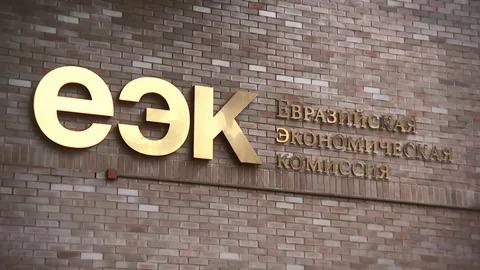 Коллегия ЕЭК продлила антидемпинговую пошлину в отношении алюминиевой ленты происходящей из Азербайджанской Республики и Китайской Народной Республики по 29 июня 2026 года включительно Антидемпинговая пошлина в отношении алюминиевой ленты из Азербайджана и КНР была установлена в соответствии с Решением Коллегии Евразийской экономической комиссии от 22 сентября 2020 г 115 Размер пошлины составляет 16 18 от таможенной стоимости в отношении алюминиевой ленты происходящей из Азербайджана и 13 14 от таможенной стоимости в отношении алюминиевой ленты происходящей из КНР