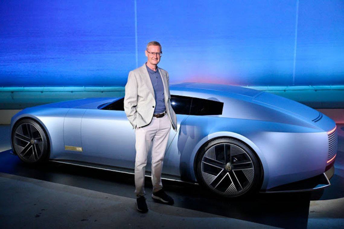 Jaguar объявил об отставке своего CEO Адриана Марделла. Он покинет компанию в декабре, после 35 лет работы, включая три года на посту генерального директора. Времени на передачу дел и выстраивание преемственности у топ-менеджера более чем достаточно.  Несмотря на то, что в публичном поле все запомнили Марделла по неудачному ребрендингу, достижения в компании у будущего бывшего CEO весомые. За время его руководства Jaguar вышел на самую большую прибыль за десятилетие, списал £5 миллиардов долгов и показал рекордные операционные результаты. Как говорится, не судите CEO по спорной рекламной кампании.