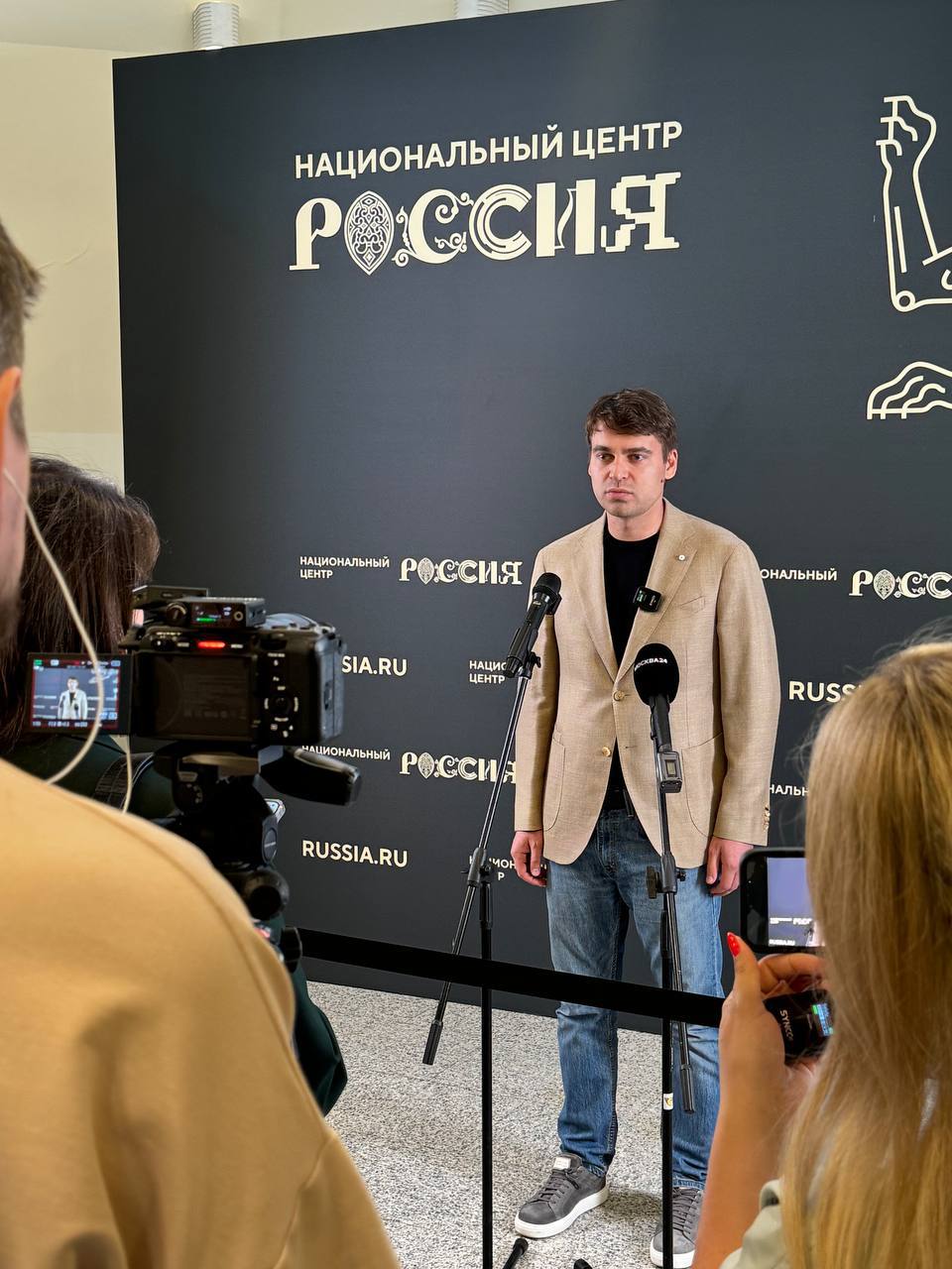 Показ фильма «Воля Твоя» режиссера Екатерины Аркаловой прошел в национальном центре «Россия» в Москве, передает корреспондент ТАСС. Фильм посвящен жизни православных общин в зоне проведения специальной военной операции.  Посетивший показ посол по особым поручениям МИД РФ по вопросам преступлений киевского режима Родион Мирошник: «Я очень благодарен создателям, что они взялись за эту тему, <…> это обязательно нужно было зафиксировать. Это обязательно нужно показать [широкому зрителю], и мы сможем использовать [фильм] как донесение смысла для людей, которые никогда там не были и, возможно, никогда не будут. Но вместе с этим фильмом они смогут проникнуться истиной духовной веры и понимания, наверное, в сущности русского».  Картина создана при поддержке продюсерского центра СИГНАЛ, благотворительного фонда «Руспомощь» и фонда Никиты Томилина. Продюсер и политолог Никита Томилин рассказал о своем восприятии фильма:  «Для меня это фильм в первую очередь о духовном подвиге наших русских людей, которые несмотря на все попытки врага лишить их надежды, не разуверились, не отчаялись, не впали в уныние. И не поддались искушению озлобиться, отравить себя ненавистью. И о том что наша вера жива, она дает нам силы и надежду. И она побеждает прямо сейчас».  Премьеру посетили депутаты ГД, сенаторы, общественные деятели, патриотические блогеры.