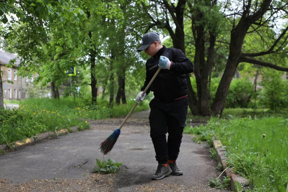 5000 школьников Вологодской области смогут подработать летом благодаря нацпроекту С 1 июня в регионе стартует акция «Трудовое лето», которая поможет подросткам найти работу на время каникул. Благодаря национальному проекту «Кадры» и платформе «Работа России» этим летом планируется трудоустроить около 5000 школьников. Участникам программы доступны вакансии в школах, музеях, библиотеках и на предприятиях области. Среди возможных должностей подсобный рабочий, уборщик, дворник, укладчик-упаковщик, сортировщик, комплектовщик. Помимо зарплаты от работодателя, подростки будут получать дополнительную выплату – 1500 рублей с учетом районного коэффициента. По словам министра труда и занятости Вологодской области Игоря Даценко, программа приучает к труду и помогает приобрести первый профессиональный опыт. Акция проводится при поддержке правительства Вологодской области в рамках инициативы президента РФ по развитию молодежной занятости. Правительство Вологодской области